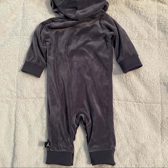 Air Jordan Velour Baby Onesie with hood - Picture 5 of 5